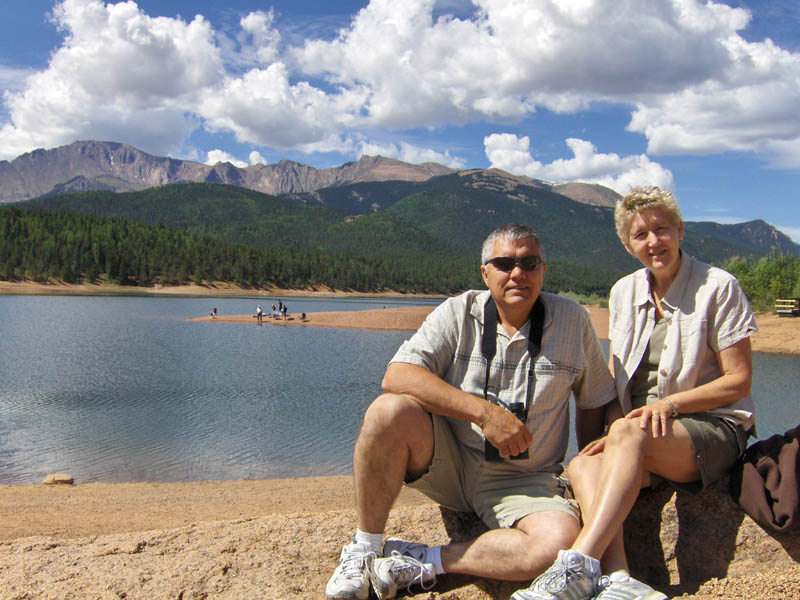 [mom+and+dad+with+lake.jpg]