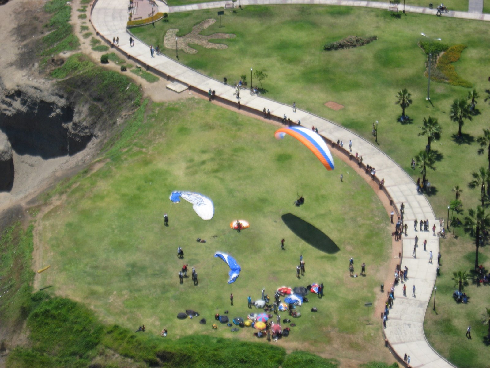 [Paragliding+launch+and+landing+area+on+Malecon.JPG]