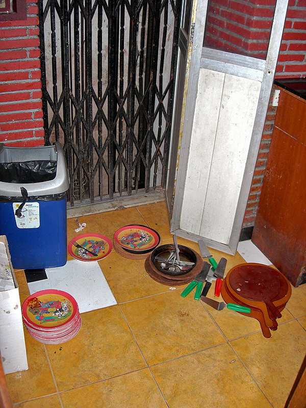 dirty plates in pizza hut, juhu, mumbai