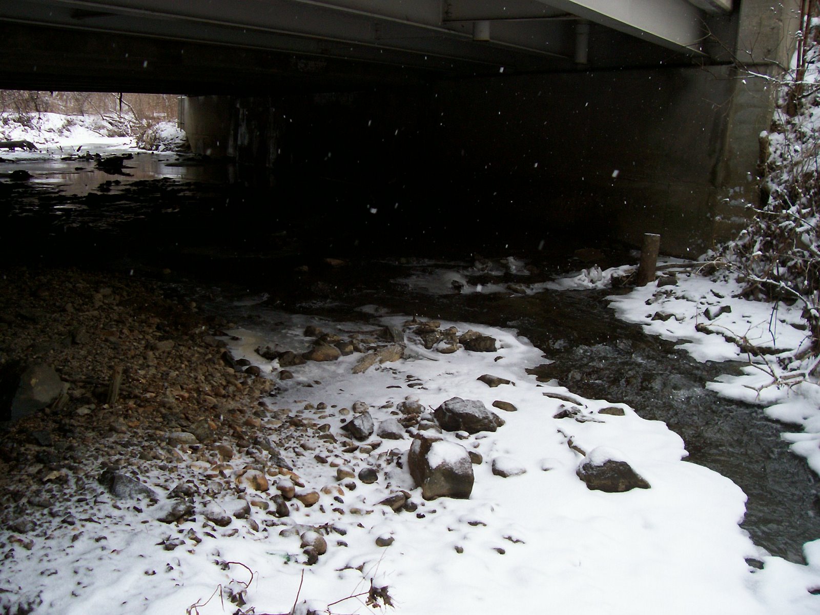 [snow+falling+by+the+bridge.jpg]