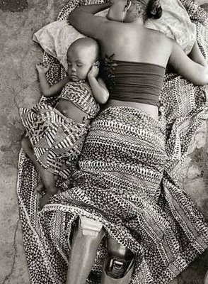 [madre+y+bebita+africanas+sin+piernas+minas+antipersonales.jpg]