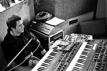 [peter_gabriel_with_prophet_5_synths.jpg]