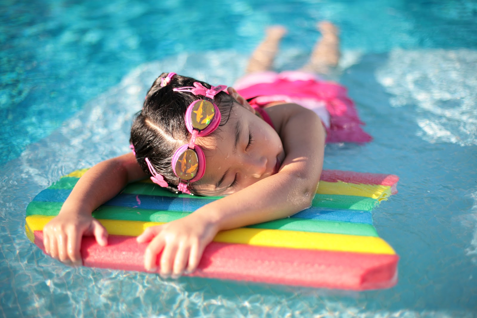 [Girl_with_styrofoam_swimming_board.jpg]