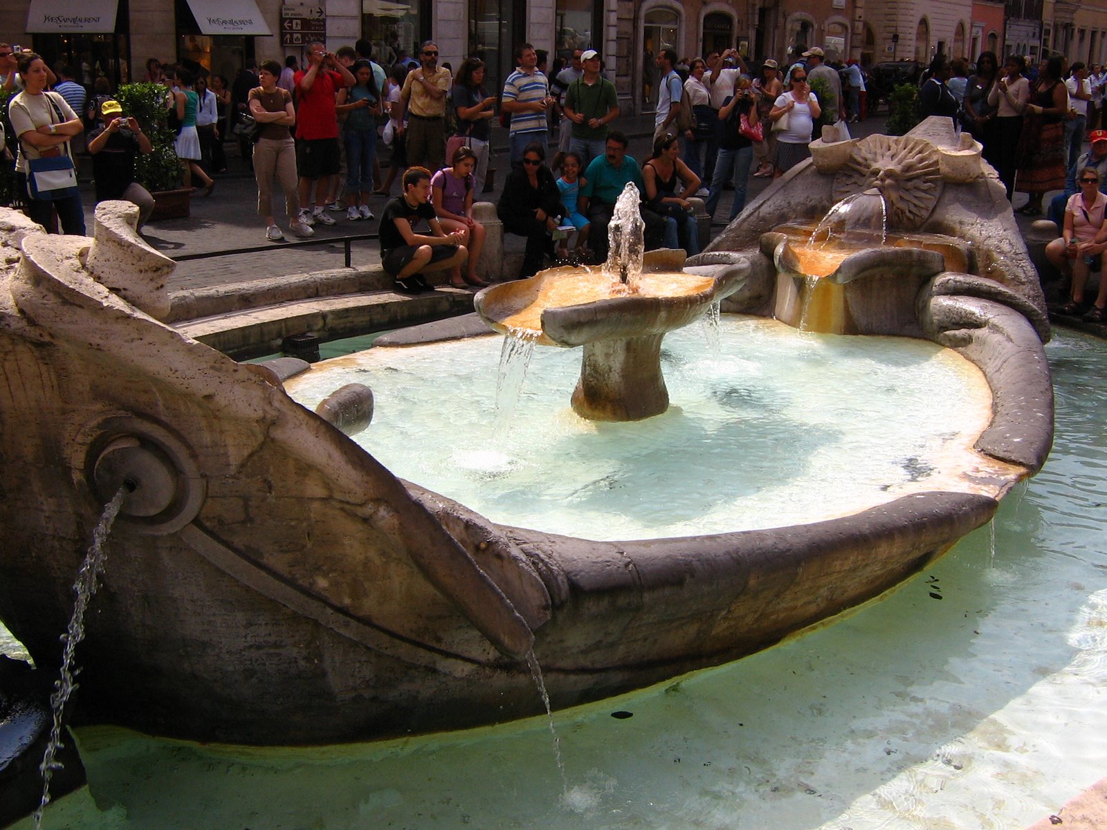 [247+fontana+em+forma+de+barca+na+Piazza+di+Spagna.jpg]