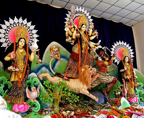 [Durga_puja_in_Dhakeshwari_temple.jpg]