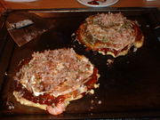 [180px-Okonomiyaki_-_shrimp_and_cheese_okonomiyaki.jpg]