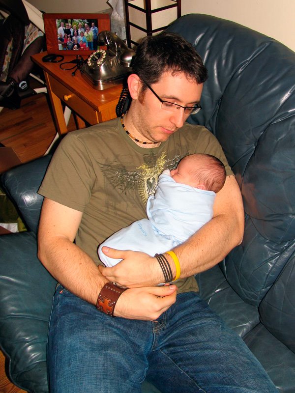 [2869-first-nap-with-daddy.jpg]