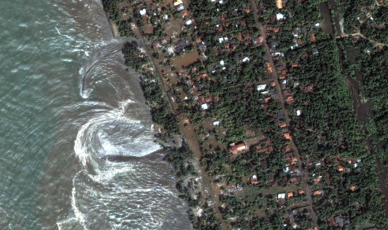 [SriLanka+Kalutara+whirlpool+as+tsunami+hits+2005.JPG]