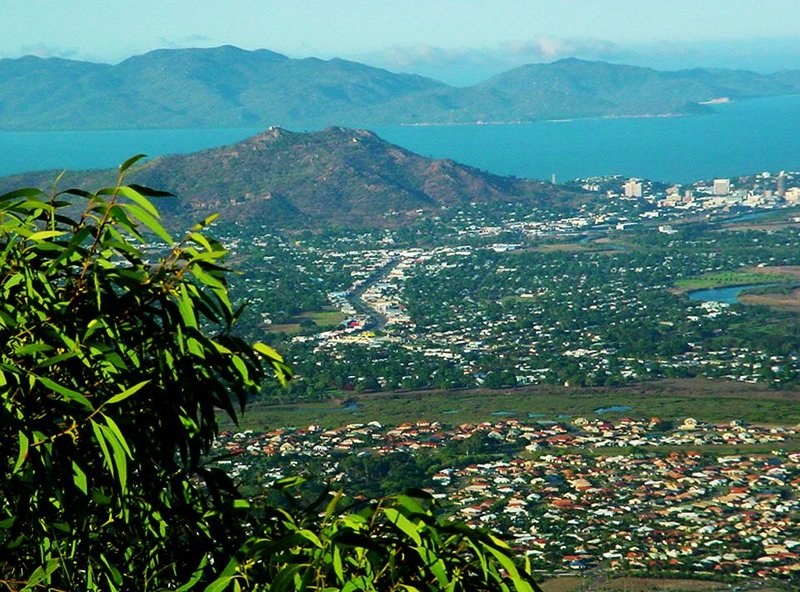 [800px-Townsville_qld_au_view_to_city_from_mt_stuart.jpg]