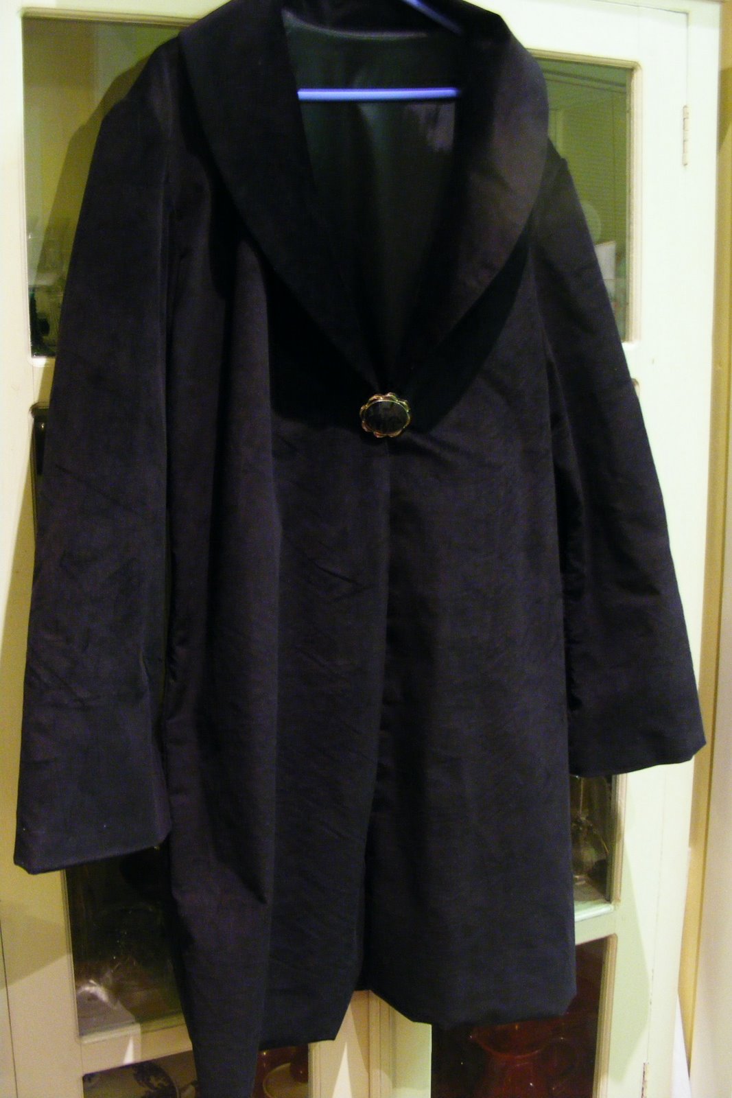 [coat+with+brooch+.JPG]