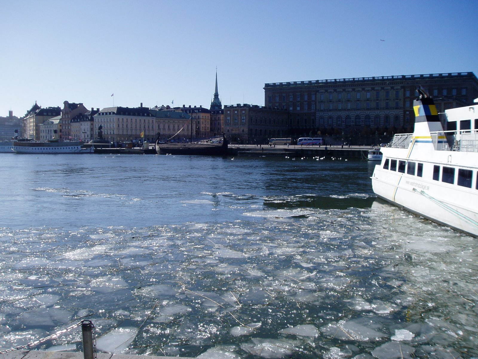 [Stockholm+Spring+Slott+and+Ice.JPG]