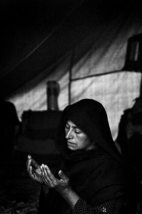 [Mujer+rezando+por+su+hijo+muerto+en+Cachemira+como+consecuencia+del+terremoto+-+Jakob+Dall.jpg]