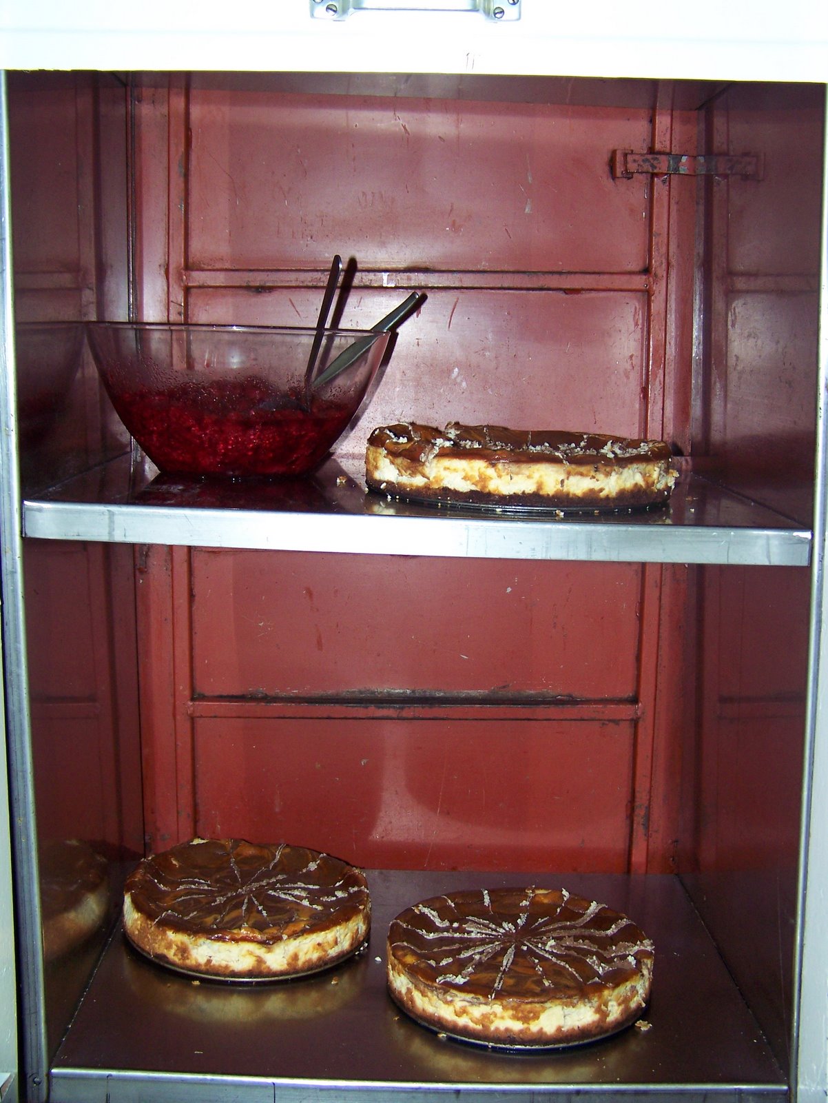 [cheesecake+dumbwaiter.JPG]