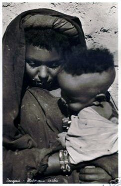 [1940+Libyan+woman+from+Benghazi+holding+her+baby.jpg]