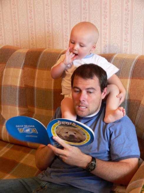 [Reading+on+Daddy's+shoulders.JPG]