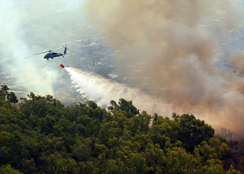 [800px-MH-60S_Helicopter_dumps_water_onto_Fire.jpg]
