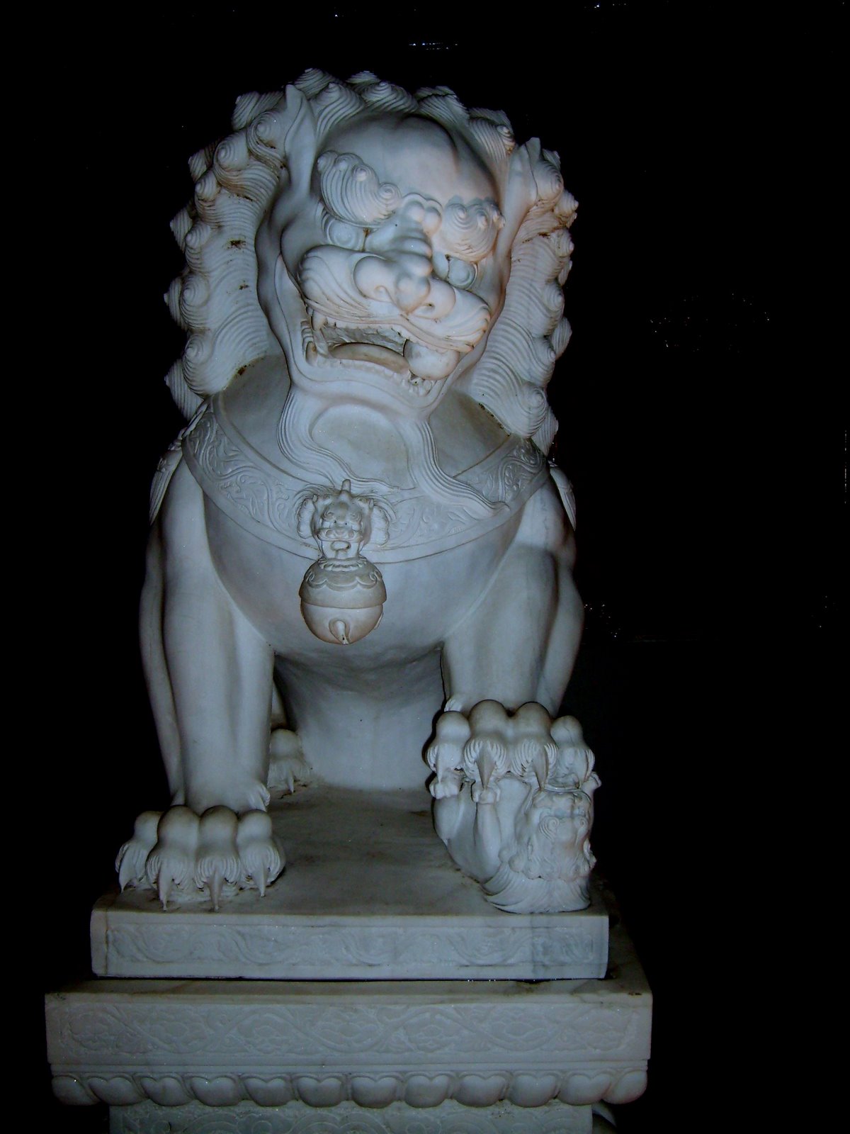 [lion+statue.jpg]