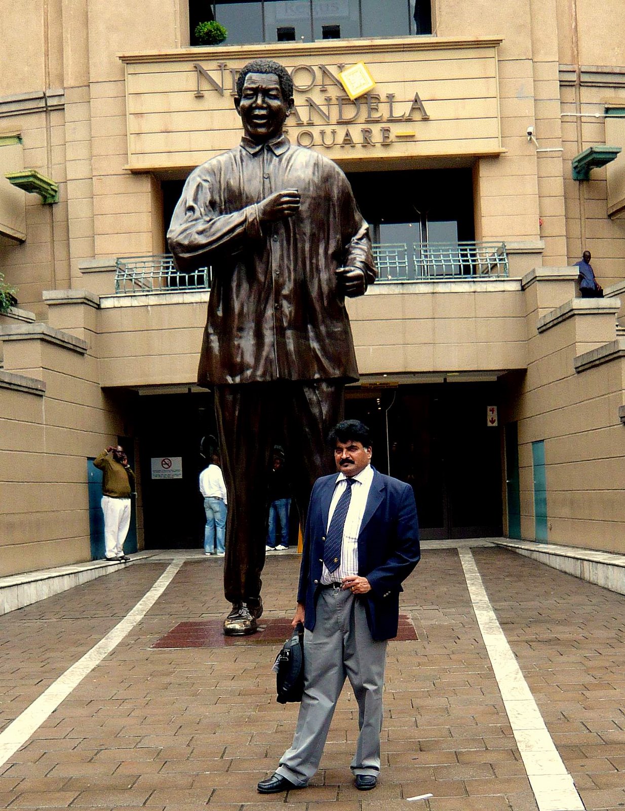 [Murali+before+Mandela+Statue,+Johannesburg1.JPG]
