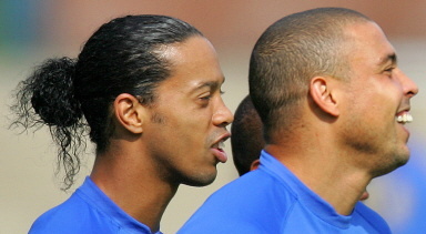 [Ronaldinho+and+Ronaldo.jpg]