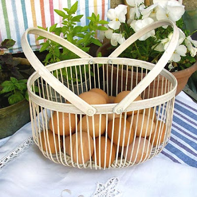 jasny koszyk drewniany - kobiałka z jajkami
