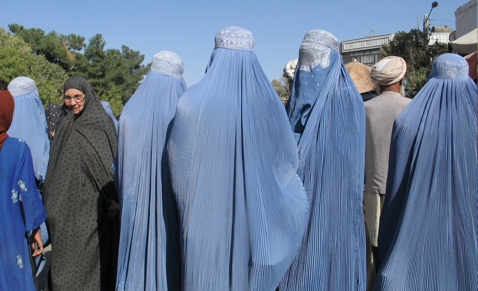[061010_burqas+in+Herat.jpg]