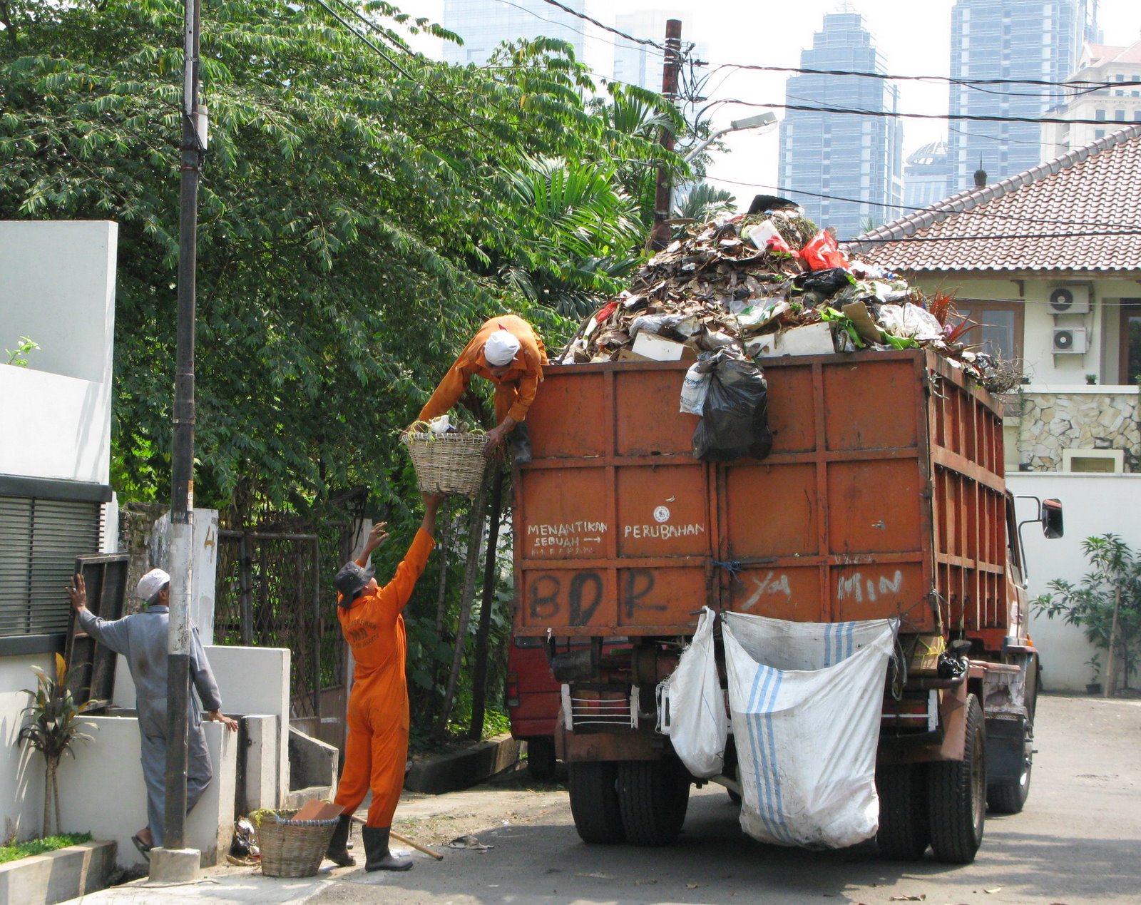 [080725+garbage+collection.jpg]