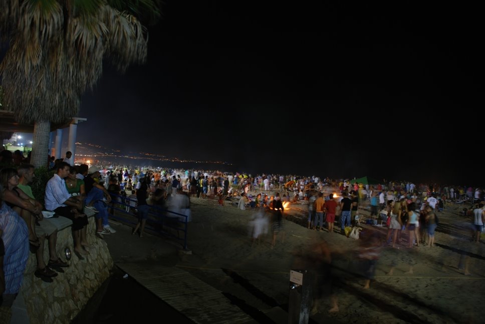 [San+Juan+Fires+and+Party+Goers+on+the+beach+at+Fuengirola.JPG]