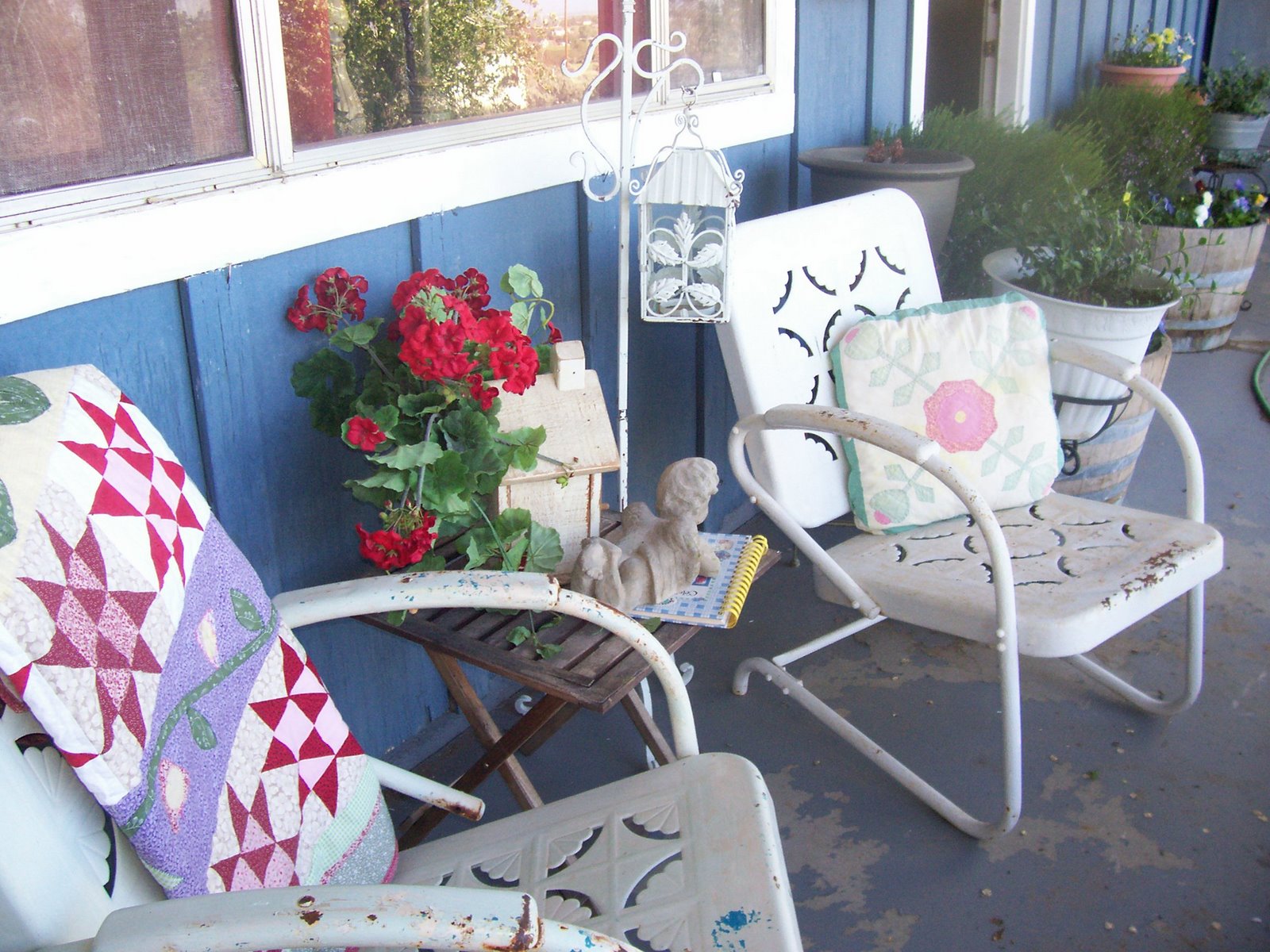 [front+porch+and+flowers+021.jpg]