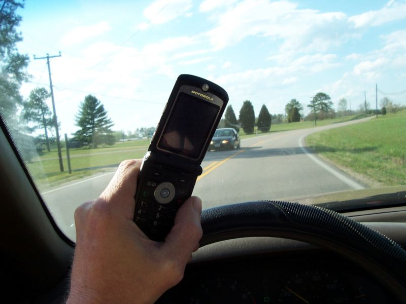 [800px-cell_phone_use_while_driving.jpg]