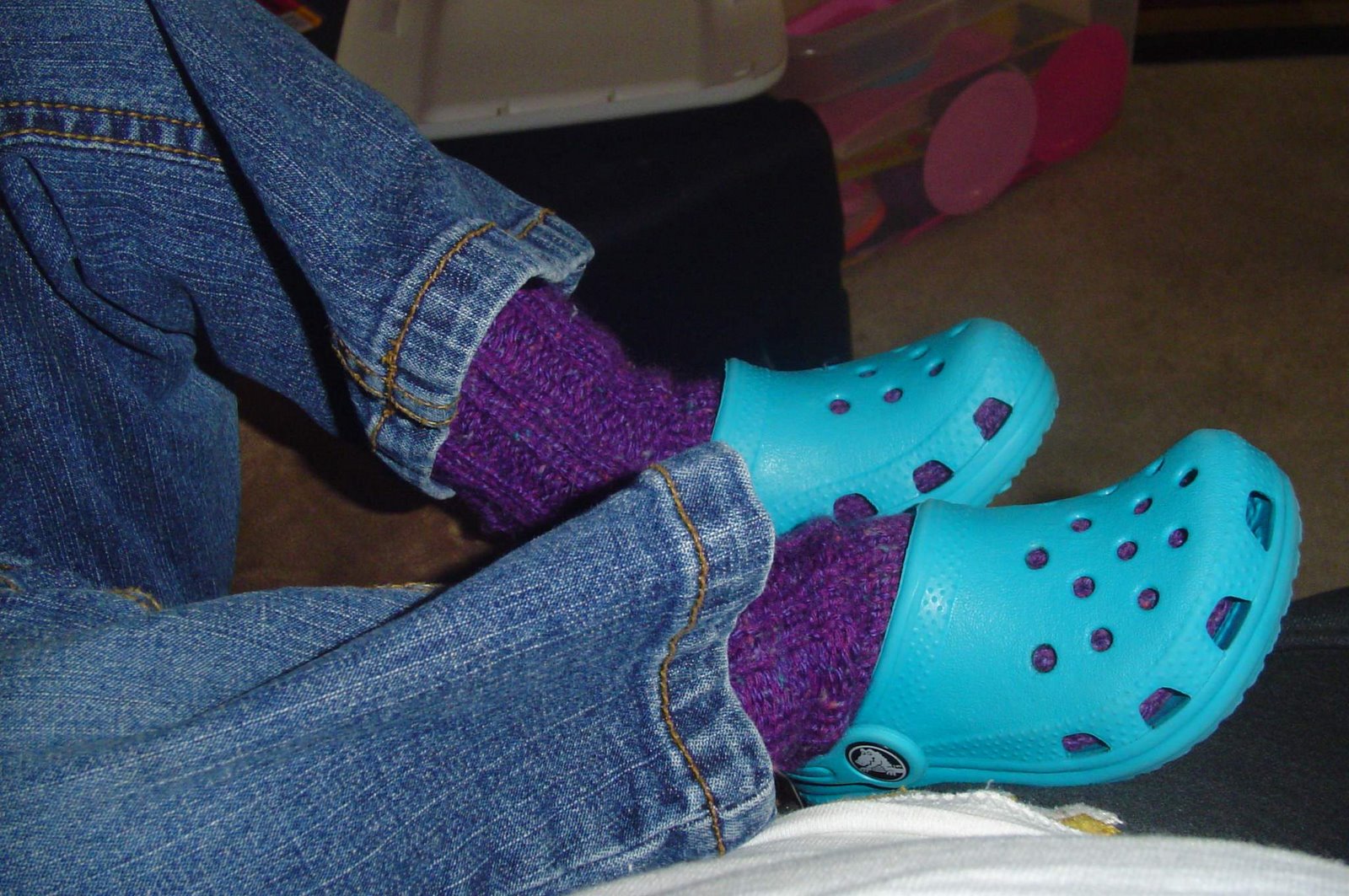 [Turquoise+Crocs+and+Purple+Socks.JPG]