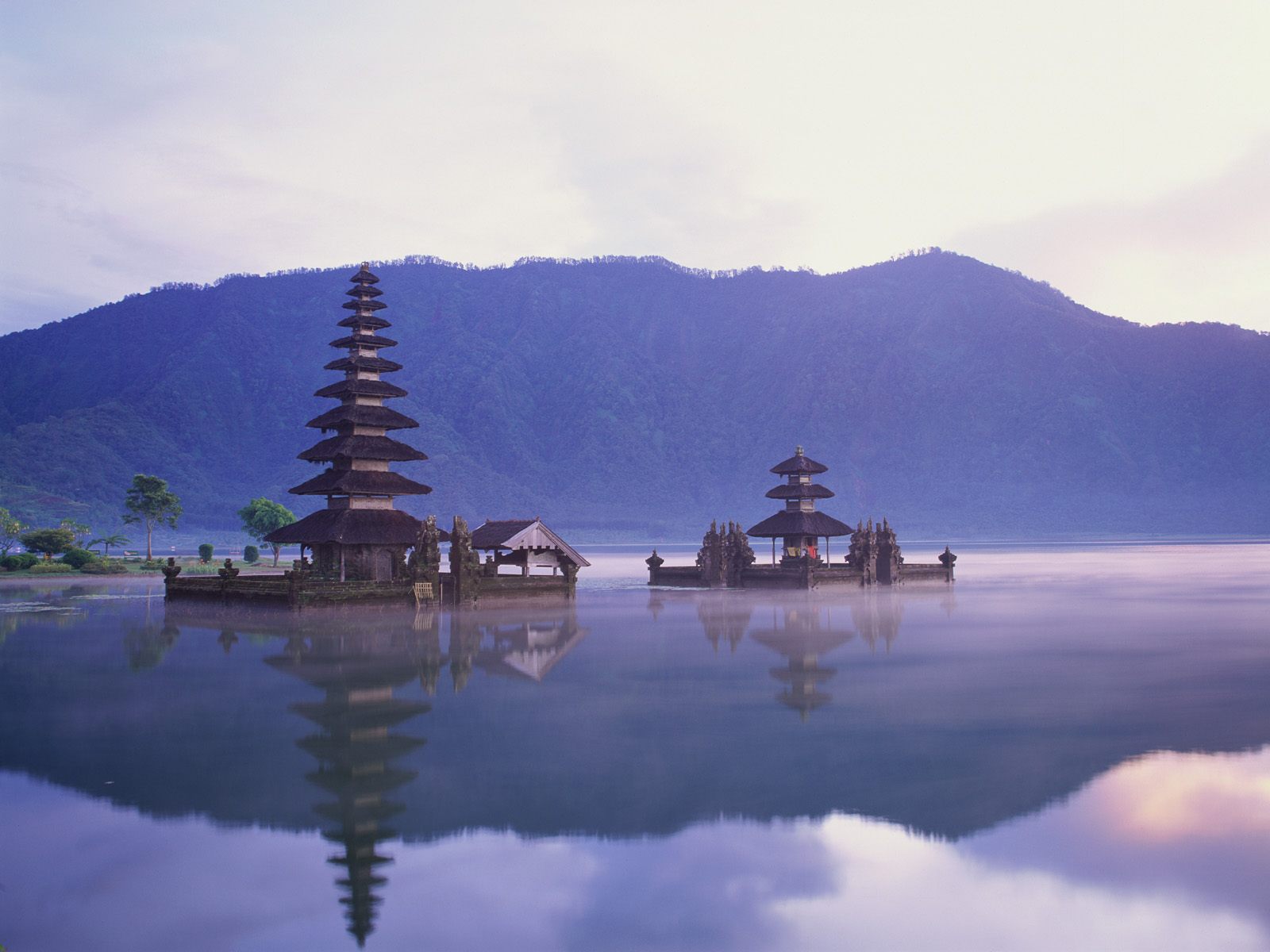 [Pura+Ulun+Danu+on+Lake+Bratan+Bali+Indonesia.jpg]
