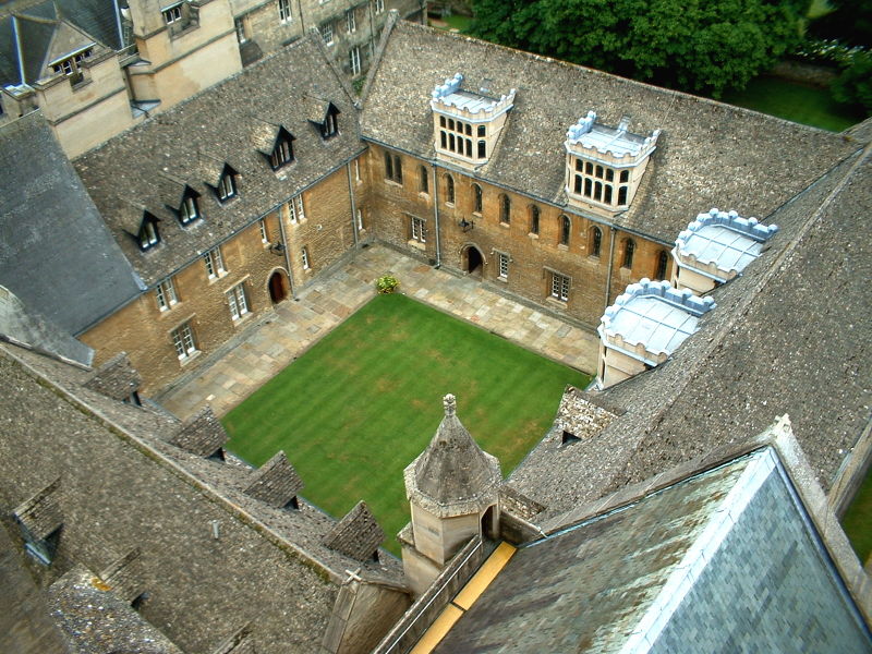 [800px-Mob_Quad_from_Chapel_Tower.jpg]