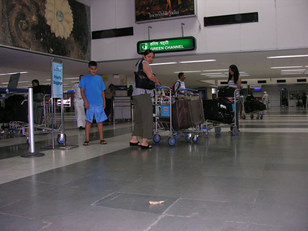 [06-7-28-New-Delhi-Airport-l.jpg]