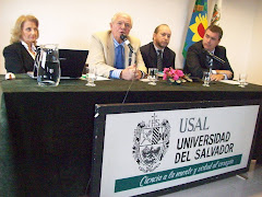 Altas Autoridades de la Universidad del Salvador exponen a los presentes.