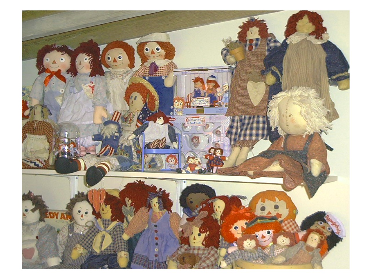 [wall+of+dolls.JPG]