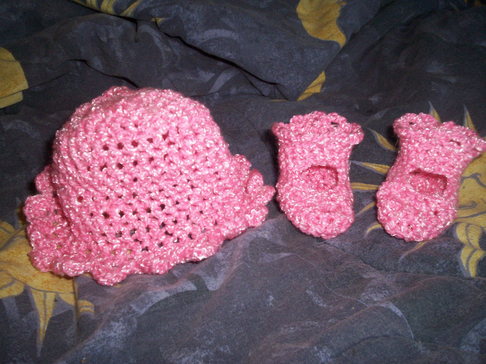 [pink+hat+with+booties.jpg]