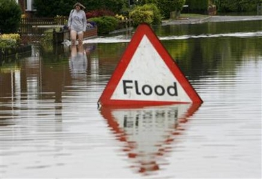 [3298340063-woman-walks-flood-waters-tewkesbury.jpg]