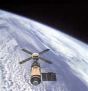 [180px-Skylab_and_Earth_Limb.jpg]