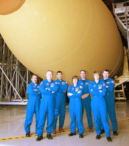 [175426main_STS-114Crew_With_ET-120_516.jpg]