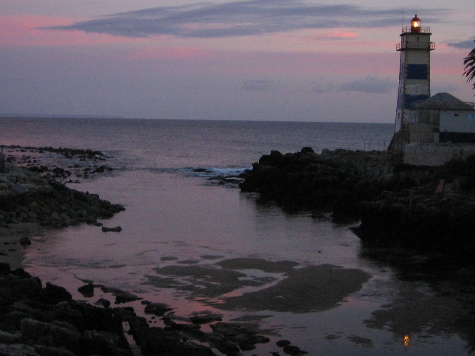 [estuary+and+cascais+lighthouse.JPG]