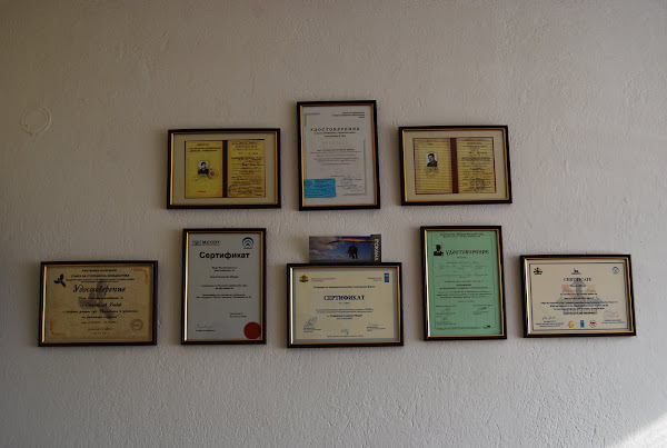 Дипломи за образование и  придобити сертификати