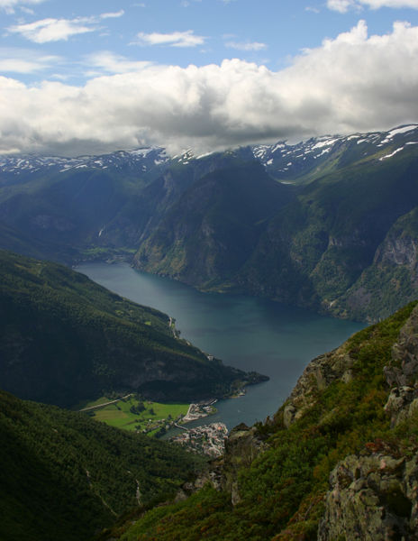 [464px-View_of_the_Aurlandsfjord,_Aurlandsvangen_and_Flam_from_below_the_Prest_Summit.jpg]