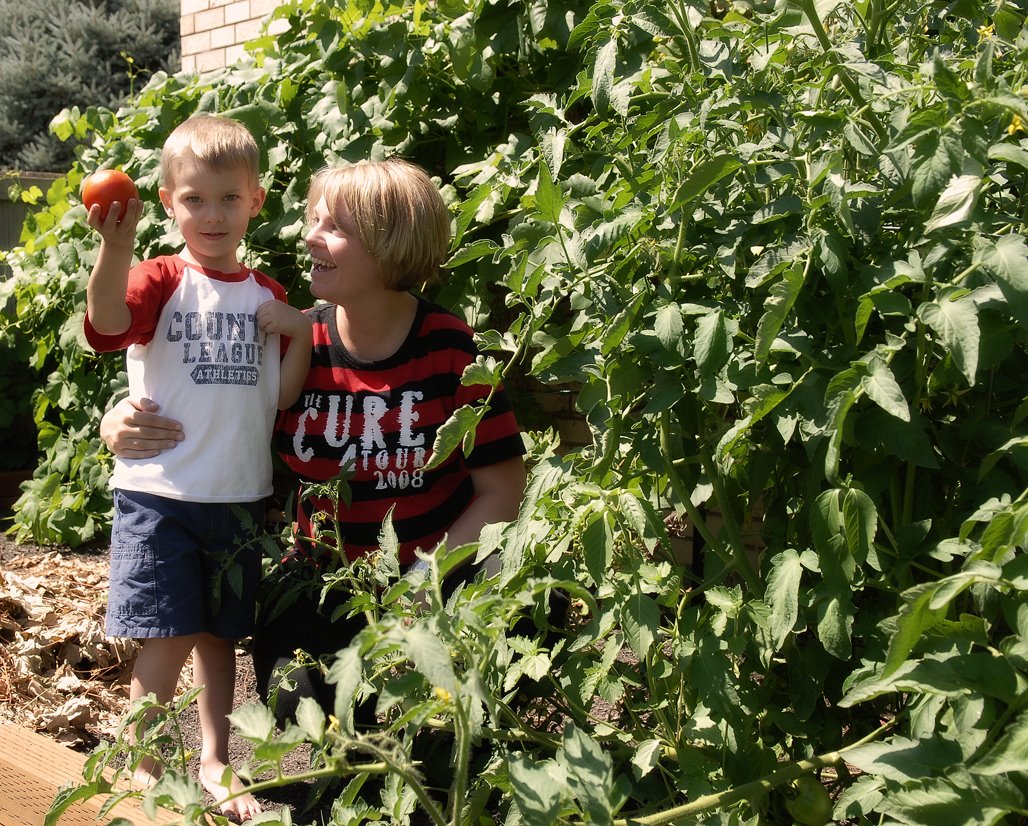 [william+and+angie+in+the+garden+with+the+first+tomato.jpg]