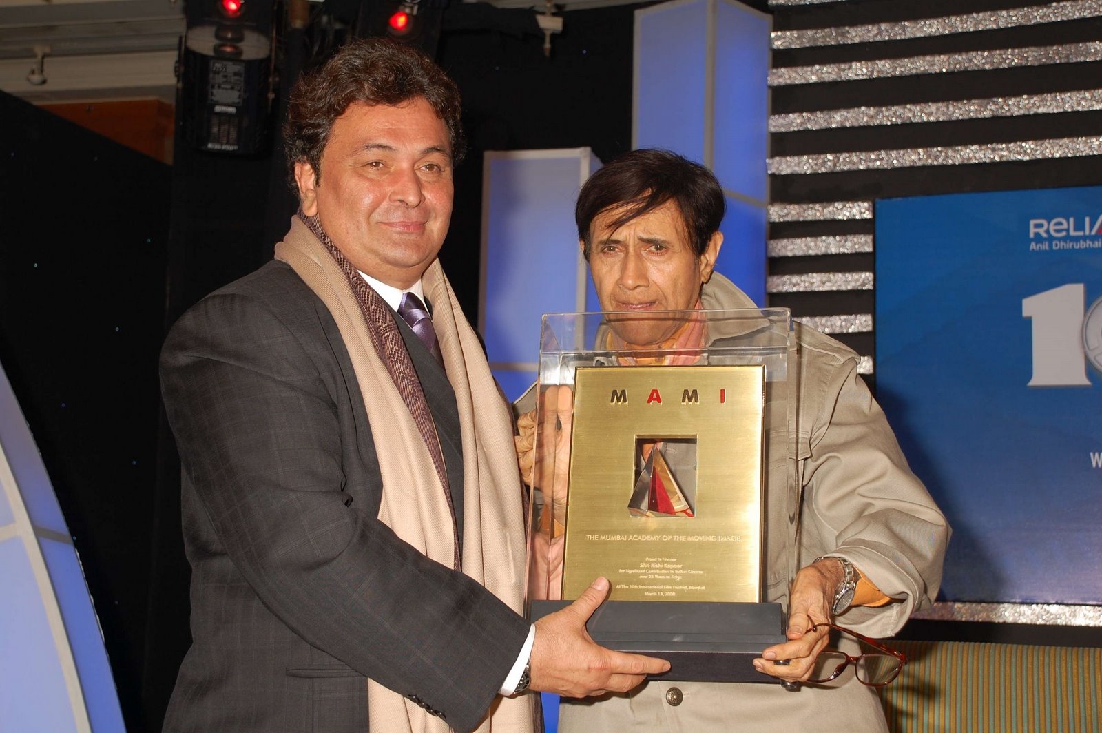 [Shri+Rishi+Kapoor+Felicitated+by+chief+guest+dev+anand+for+Significant+Contribution+to+Cinema+over+25+years.JPG]