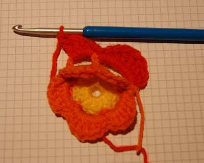 لعمل وردة بالكروشي Fleur+au+crochet-18