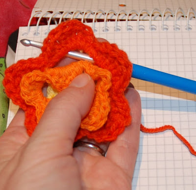 لعمل وردة بالكروشي Fleur+au+crochet-21