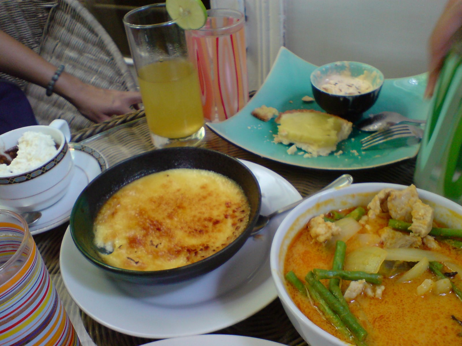 [creme+brulee,+lemon+tart,+khmer+pork+red+curry+hp.JPG]