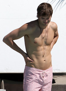 Nipple Sighting: Ashton Kutcher