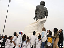 [Che+Guevara_statue.jpg]