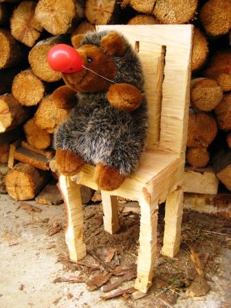 egeltje op houthakker-   stoel - 20 euro